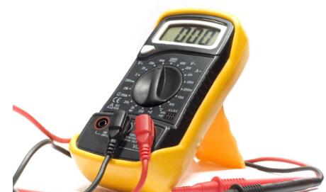 在數(shù)字萬用表（DMM）、歐姆表、電流表和電壓表之間進(jìn)行選擇