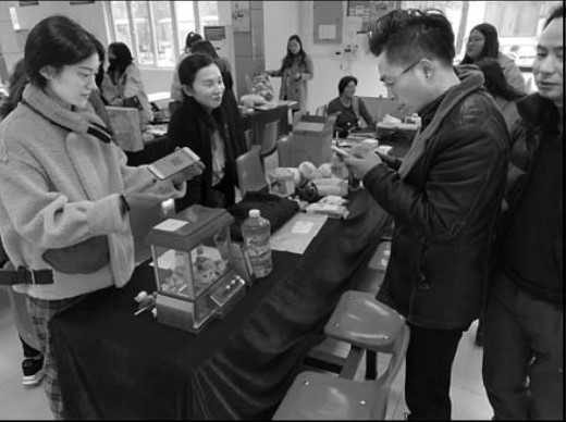 上海自儀有限公司團委開展“學(xué)雷鋒愛心義賣”進入第六個年頭送人玫瑰手留余香