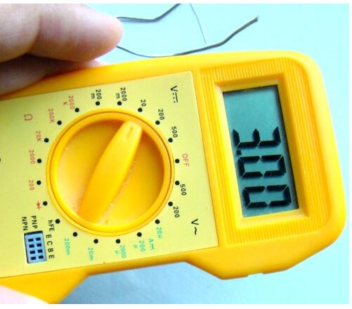 圖: 電池正極和COM端子之間的電位差為3.0 V